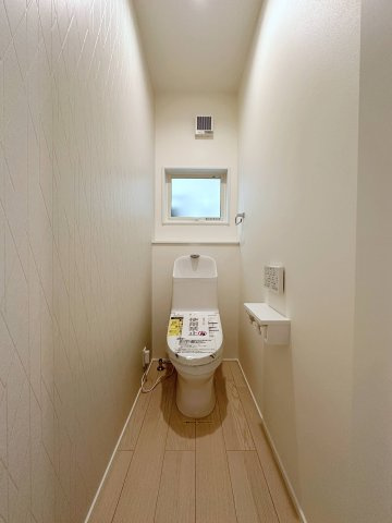 安佐南区川内5丁目 No.7のトイレ|1階ウォシュレットトイレ☆
各階にウォシュレットトイレがついています♪