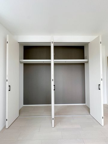 安佐南区川内5丁目 No.7の収納|全居室収納☆
6.9帖の主寝室のクローゼットはたっぷり収納できます♪