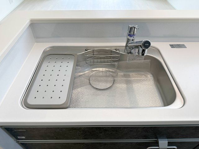 安佐南区川内5丁目 No.7のキッチン|浄水機能付きステンレスシンク☆
ステンレスシンクは傷や汚れに強く、お手入れも簡単で使いやすいです♪
さらにワンタッチで浄水に切り替えができる為とても便利です！