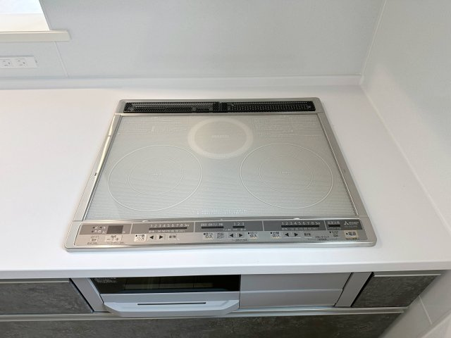 安佐南区川内5丁目 No.7のキッチン|IHクッキングヒーター☆
火が出ないために安全性も高いと考えられます。 さらに、安定した加熱管理制御が容易に行えるため、素材を均一に加熱する料理やスープなどの液体の加熱に適しています♪