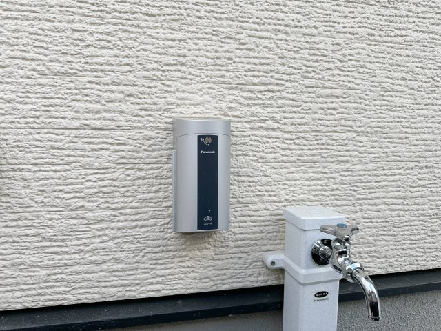 安佐南区川内5丁目 No.7の発電・温水設備|EV車用電源コンセント☆
日本国内でも、2030年代半ば頃を目標に、新車販売を全て電気自動車にすることが出来るように調整されているとも言われ、この先の環境変化に対応できるように設置されています。