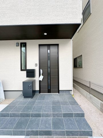 安佐南区川内5丁目 No.7の玄関|宅配ボックス付きの玄関ポーチ☆
不在時でも荷物を受け取れます♪