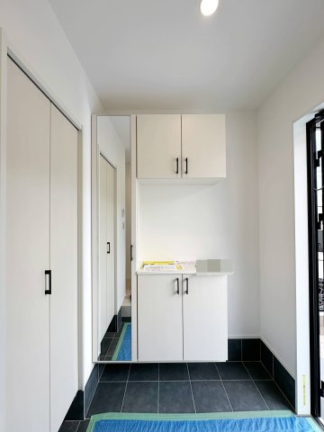 安佐南区川内5丁目 No.7の収納|姿見付きシューズボックス☆
大容量のシューズボックスの為、靴もたくさん収納が可能です♪