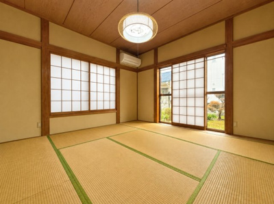 【洋室】 | ◆南区弘明寺町　中古戸建◆ | ◆室内はいつも明るい印象なので気持ちの良い朝を迎えられます。各部屋にはクローゼットを完備しており、収納が多いお家はすっきりして快適空間です。　※画像は加工しております。