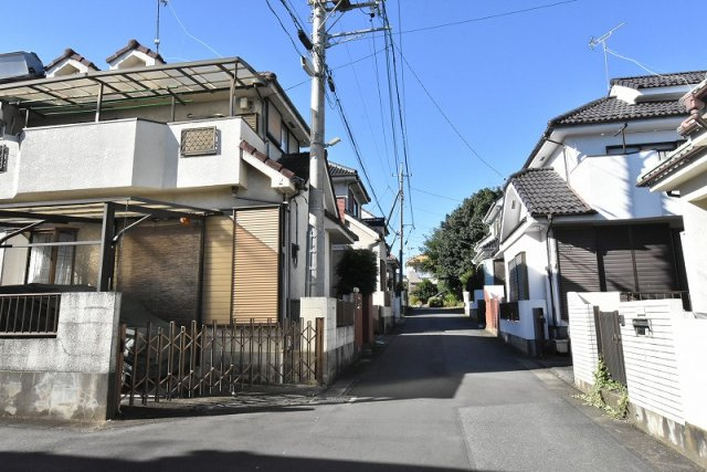 鴻巣市大間２丁目　中古一戸建ての前面道路含む現地写真