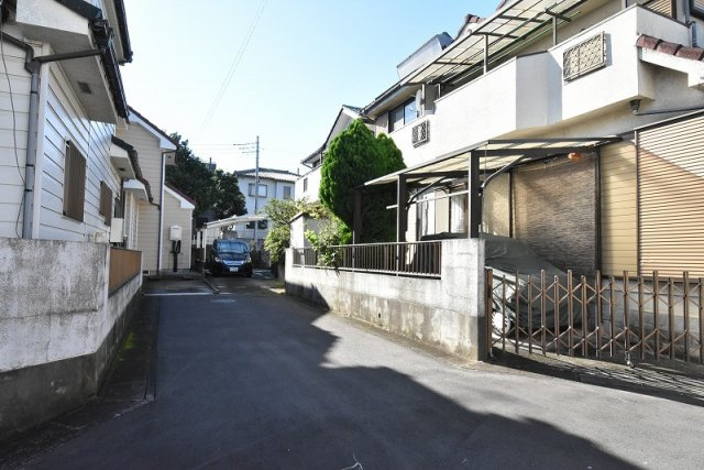 鴻巣市大間２丁目　中古一戸建ての前面道路含む現地写真