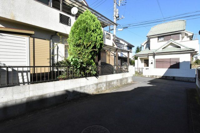鴻巣市大間２丁目　中古一戸建ての前面道路含む現地写真