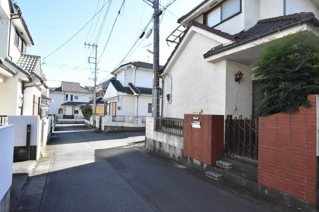 鴻巣市大間２丁目　中古一戸建ての前面道路含む現地写真
