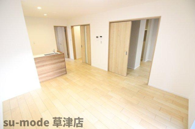 【居間・リビング】 | カージュ野村 | こちらの居間で趣味の時間をお楽しみください