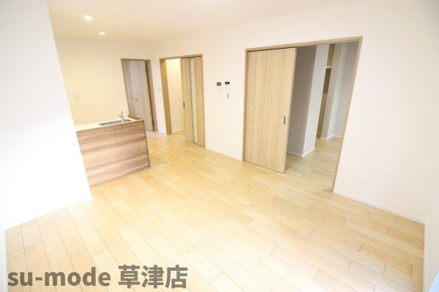 【居間・リビング】 | カージュ野村 | こちらの居間で趣味の時間をお楽しみください