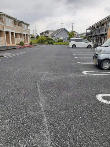 サンチェリーヒルズＢの駐車場