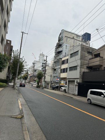 アルマ・ビルの周辺