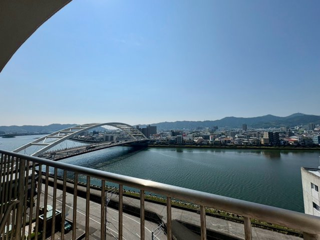 「LDK24帖の大空間」高知市中の島マンションの展望|川沿いを見渡せる開放的なロケーション！季節や時間の移ろいを感じられる良好な眺望です。