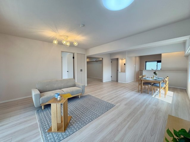 「LDK24帖の大空間」高知市中の島マンションの居間・リビング|窓が多く、心地よい光が差し込むリビング。ソファを置いても余裕のある広さです。