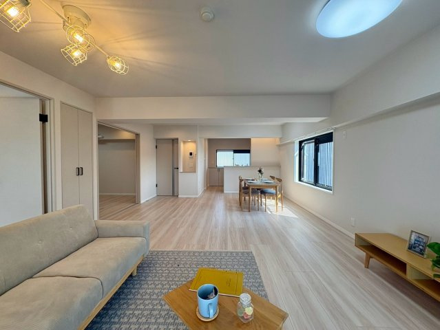 「LDK24帖の大空間」高知市中の島マンションの居間・リビング|明るく開放感あふれる広々LDK！ナチュラルな木目調インテリアが映える温かみのある快適空間です。