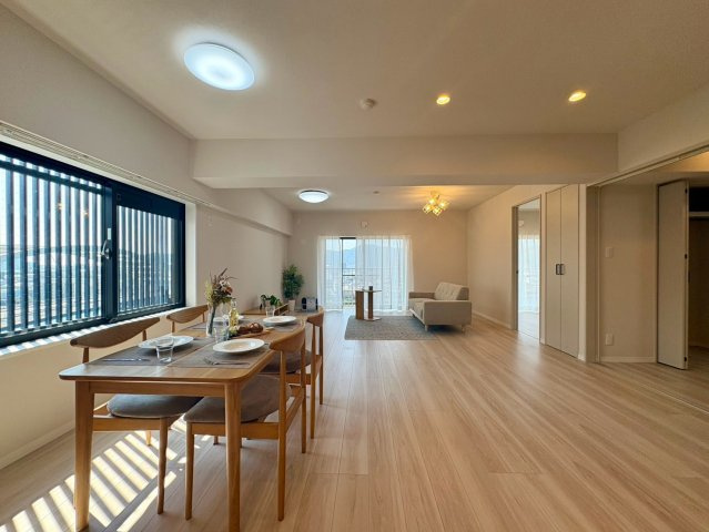 「LDK24帖の大空間」高知市中の島マンションの居間・リビング|自然光が優しく注ぐ広々LDK！レイアウトがしやすく家族でゆったり寛げる開放的な住空間。