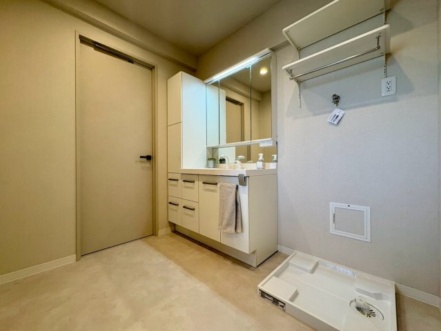 「LDK24帖の大空間」高知市中の島マンションのその他|脱衣スペースもゆとりの広さ！使いやすい家事動線と充実した収納で快適な毎日をサポート。