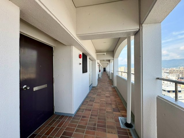 「LDK24帖の大空間」高知市中の島マンションのその他共用部分|風通しの良い開放的な共用外廊下！クリーンに管理されており、日々の移動も快適で安心です。