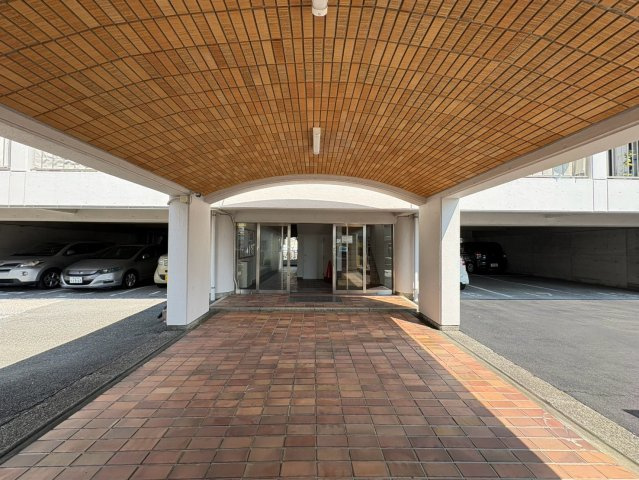 「LDK24帖の大空間」高知市中の島マンション|雨の日も濡れずに乗り降りできる屋根付き車寄せ！重厚感あふれる上品なアプローチが住まい手を迎えます。