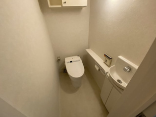 温水洗浄便座付きのトイレです♪