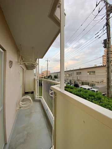 根岸ハイツ２号棟のバルコニー|陽当り良好で爽やかな風が吹き抜ける6.18㎡のバルコニー。洗濯物やお布団もしっかり乾かせる快適な空間です。お部屋に開放感をもたらし、毎日の暮らしに気持ちの良い気分転換を与えてくれます。