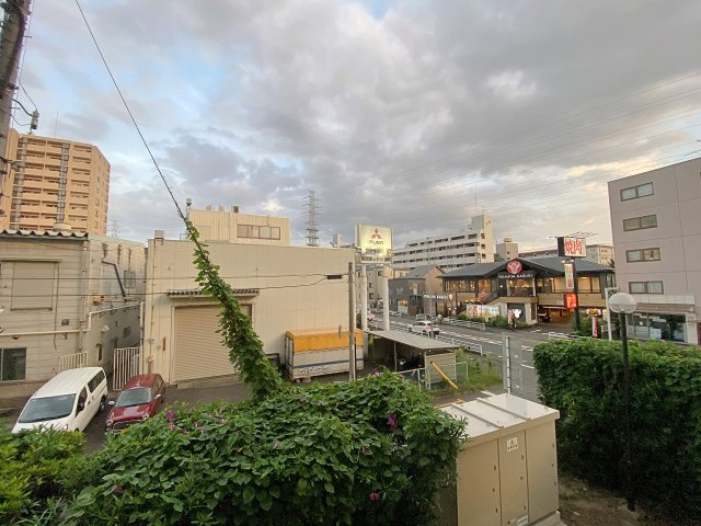 根岸ハイツ２号棟の展望|前面を遮るものがなく開放的な景色が広がる眺望。青空を身近に感じられ、心地よい風と陽光をお部屋に呼び込みます。疲れた時にもふと外を眺めて深呼吸したくなるような爽快なロケーションが魅力です。
