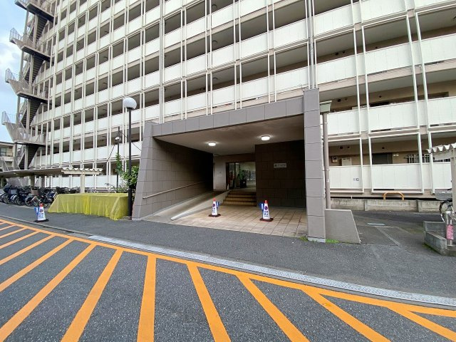 根岸ハイツ２号棟|マンションの顔となる清潔感あふれるエントランスアプローチ。アプローチ部分は平坦で歩きやすく、車椅子やベビーカーでの移動もスムーズです。住まう方を優しく温かく迎え入れる心地よい空間が広がります。