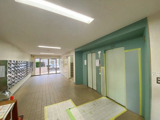 根岸ハイツ２号棟|清潔に保たれた安心感のあるエントランスホール。ゆとりある空間設計で住まう方や訪れる方を心地よく迎え入れます。日々の管理が行き届いた清潔で明るい共用スペースとなっており、快適にお過ごしいただけます。