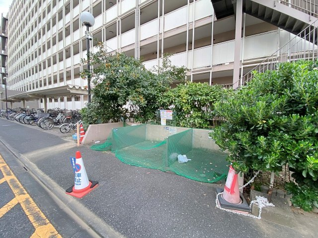 根岸ハイツ２号棟のその他共用部分|清潔に維持管理された敷地内の専用ゴミ置き場。お出かけ前や通勤時にもスムーズにゴミ出しを行える利便性の高さが魅力です。住まい全体の快適性と綺麗な住環境をしっかりと維持・サポートしてくれます。