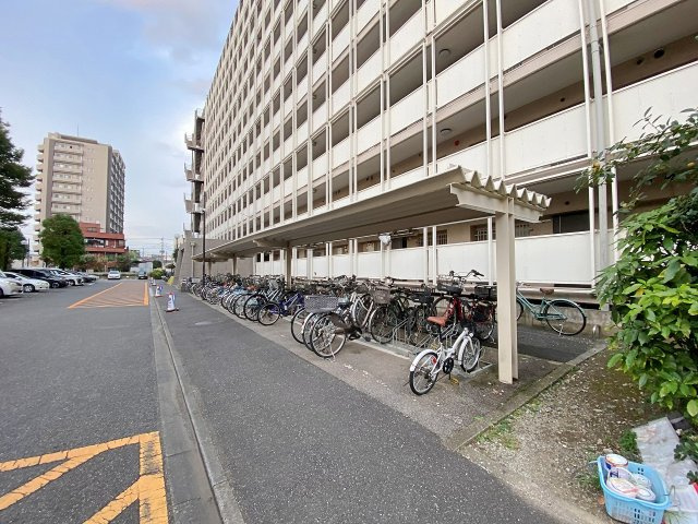 根岸ハイツ２号棟の駐輪場|敷地内にしっかりと整備された便利な駐輪場スペース。屋根付きの区画で大切な自転車を雨風からしっかり守ります。整然と管理されており、お買い物や通勤・通学での出し入れもスムーズに行えて快適です。