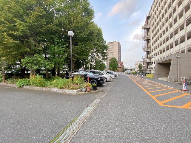 根岸ハイツ２号棟の駐車場|敷地内に確保された便利な駐車場スペース。お車をお持ちの方にも安心のロケーションです。雨の日の乗り降りや重い荷物の搬入もスムーズに行え、日々の快適なカーライフをしっかりとサポートいたします。