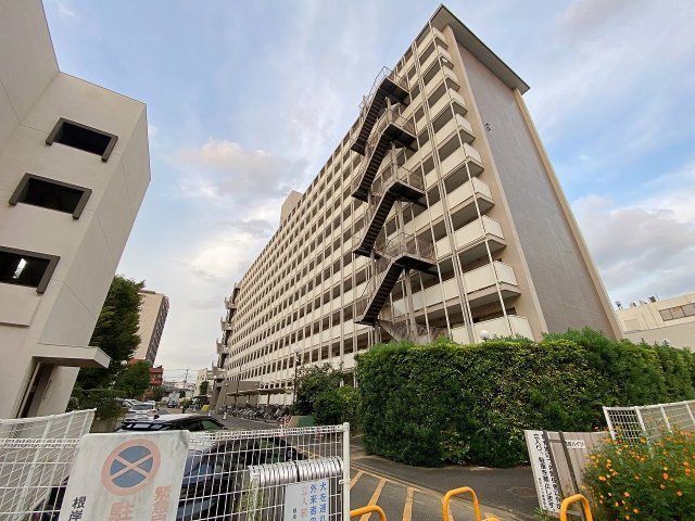 根岸ハイツ２号棟の外観|落ち着きと気品を感じさせる魅力的な建物外観。周辺の閑静な街並みとも美しく調和した佇まいです。管理体制も良好で、住まう方の安心と快適な暮らしをしっかりと支える魅力溢れるマンションとなっております。