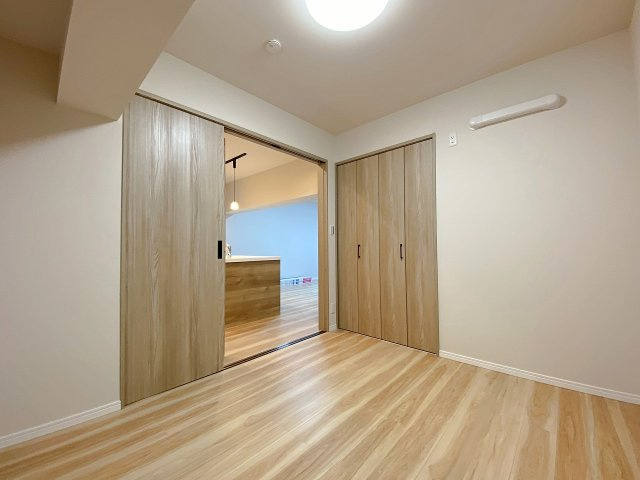 根岸ハイツ２号棟の子供部屋|約4.9帖のゆとりある洋室は、お子様のお部屋や趣味の部屋にぴったり。収納クローゼットを備えており、お部屋をすっきり保てます。採光もしっかり取れており、明るく快適にお過ごしいただける空間です。
