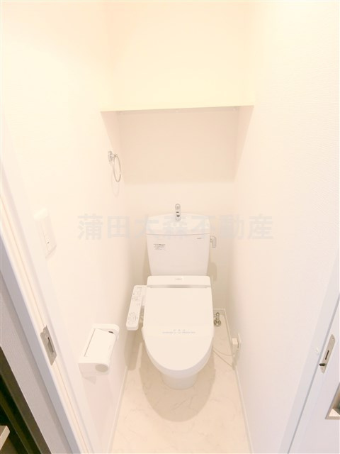 ルクシェール蒲田のトイレ|棚と温水洗浄便座付きのトイレ