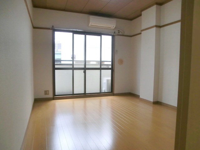 コート・スプルースの居間・リビング|広々とした空間♪使いやすい居室です！