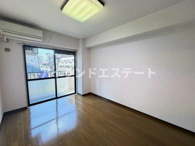 アヴェニール駒沢大学　駅近　バストイレ別　陽当たり良好の居間・リビング
