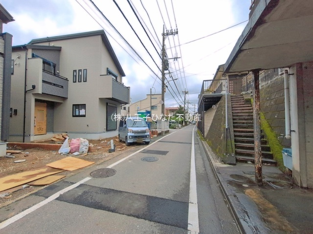 『八王子市新築戸建て』八王子市万町65-7【仲介手数料無料】　の前面道路含む現地写真|～仲介手数料無料☆八王子ひなた不動産～八王子市万町　新築戸建て