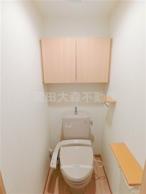 ルーブル西蒲田のトイレ|棚収納+温水暖房便座付き