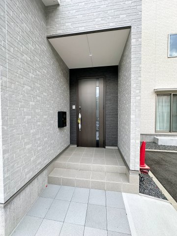 安佐南区八木6丁目 No.3の玄関|宅配ボックス付きの玄関ポーチ☆
不在時でも荷物を受け取れます♪