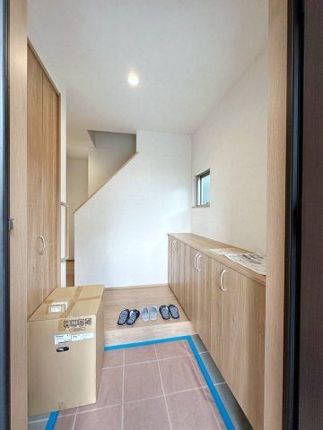 安佐南区八木6丁目 No.3の玄関|広々とした玄関ホール☆
ロータイプのシューズボックスは靴の収納だけでなくウェルカムカウンターとしても活用できます！