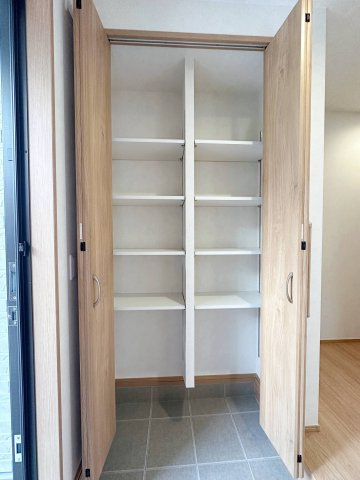 安佐南区八木6丁目 No.3の収納|シューズインクローク☆
可動棚で好きな高さに調整可能！靴だけでなく外で使う用具やお子様のおもちゃなども帰ってきてそのまま収納することができます♪