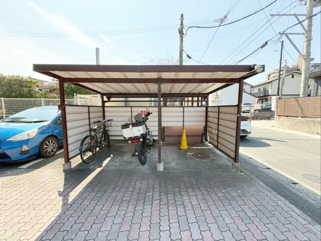 サンライフ朽網の駐輪場|屋根付きで、雨の日も利用しやすい駐輪場です！