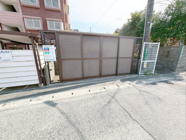 サンライフ朽網のその他共用部分|扉付きの敷地内ゴミ置き場で、見た目にも配慮されています！