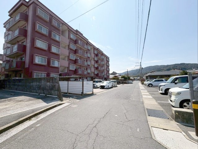 サンライフ朽網の外観|落ち着いた街並みに佇むマンションです！