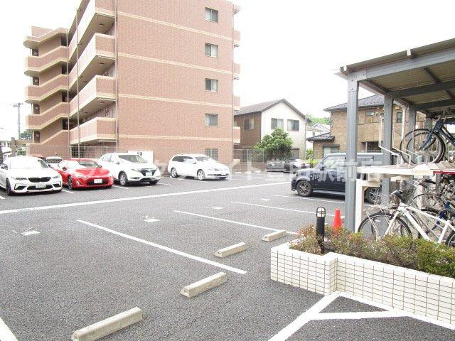 オーチャードの駐車場