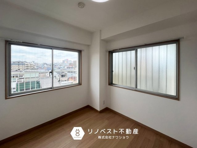 シャンティ―永和の洋室|約4.3帖の洋室は2面採光◎独立した窓間取りなので、書斎屋や趣味部屋におすすめ♪