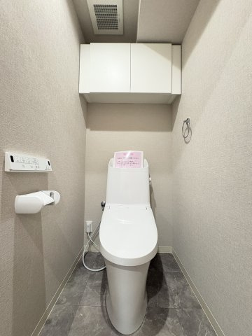 グランドパレス守恒Ⅱのトイレ|温水洗浄便座付きのトイレです。汚れてもサッとひと拭きでお手入れ簡単。節水仕様でしっかり洗浄できます。環境にやさしく、しかも経済的です♪