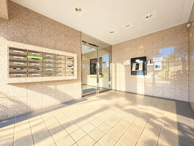 グランドパレス守恒Ⅱのエントランス|オートロック付きのエントランス♪来訪者を確認してから対応できる、安心感のある共用設備です♪