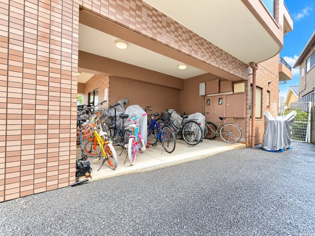 グランドパレス守恒Ⅱの駐輪場|駐輪場を完備♪自転車での通勤・通学やお買い物にも便利な共用設備です♪