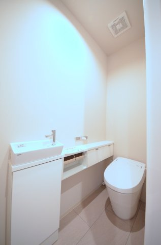 対厳山三丁目のトイレ|タンクレスの為、トイレ空間が見違えるほど広々。圧迫感がなくなり、これまで置けなかった観葉植物やインテリアを楽しめます。
